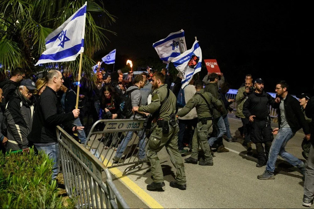 Esirlerin yakını toplandı: Netanyahu'nun evinin önünde protesto!