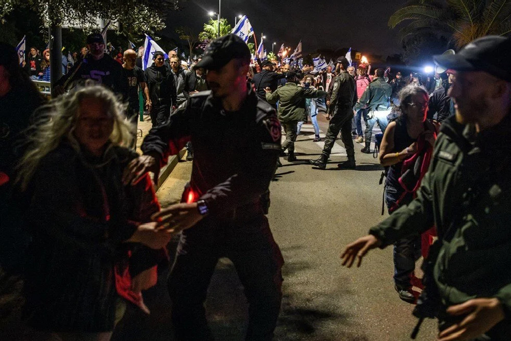 Esirlerin yakını toplandı: Netanyahu'nun evinin önünde protesto!