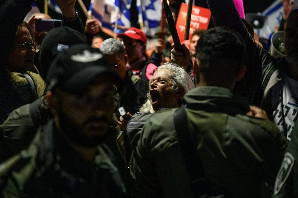 Esirlerin yakını toplandı: Netanyahu'nun evinin önünde protesto!