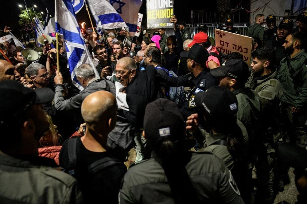 Esirlerin yakını toplandı: Netanyahu'nun evinin önünde protesto!