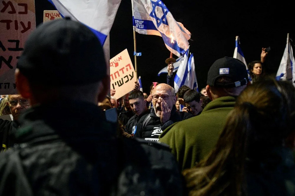 Esirlerin yakını toplandı: Netanyahu'nun evinin önünde protesto!