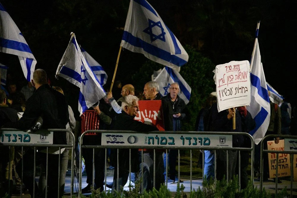 Esirlerin yakını toplandı: Netanyahu'nun evinin önünde protesto!