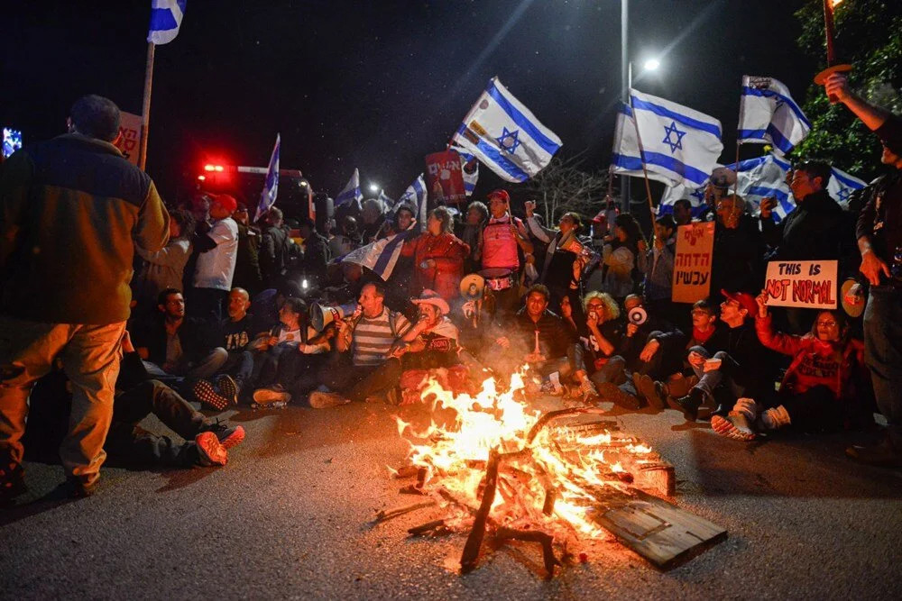 Esirlerin yakını toplandı: Netanyahu'nun evinin önünde protesto!