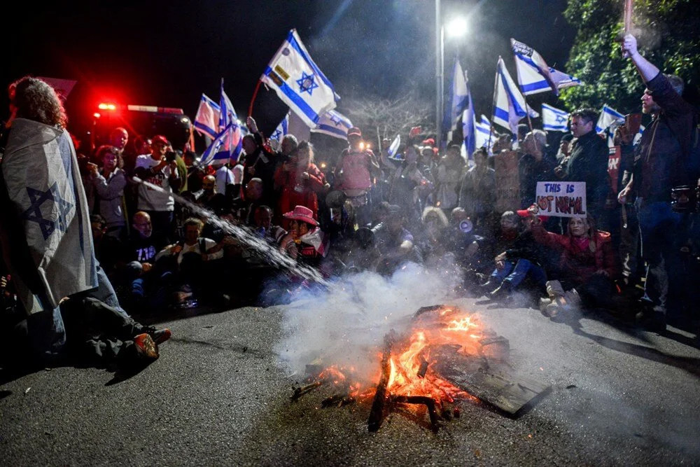 Esirlerin yakını toplandı: Netanyahu'nun evinin önünde protesto!