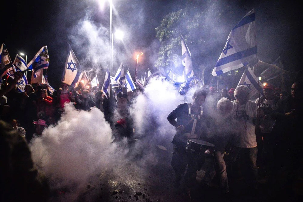 Esirlerin yakını toplandı: Netanyahu'nun evinin önünde protesto!