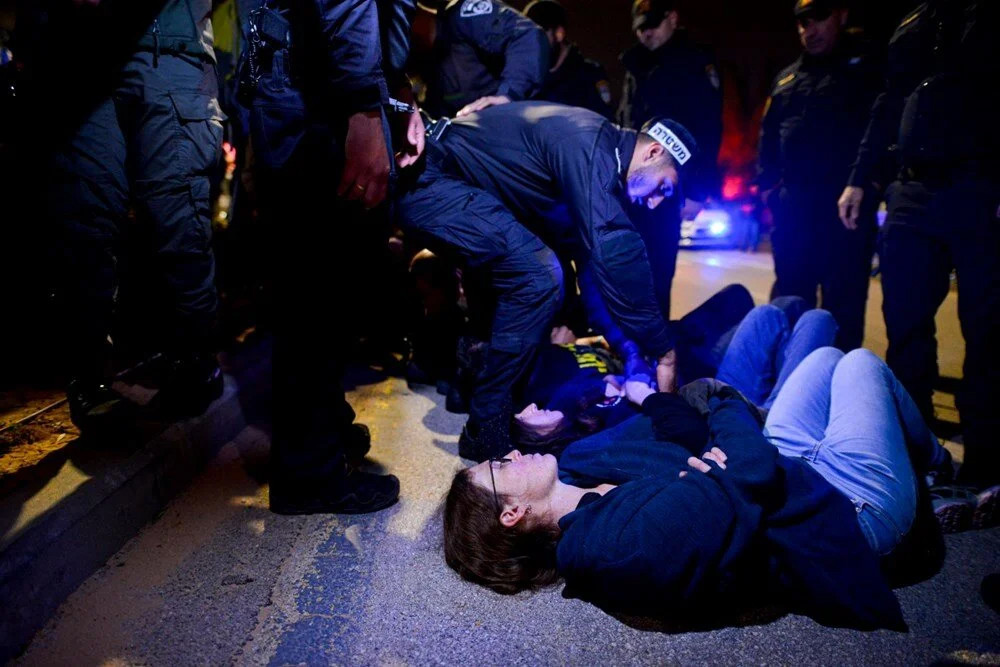 Esirlerin yakını toplandı: Netanyahu'nun evinin önünde protesto!