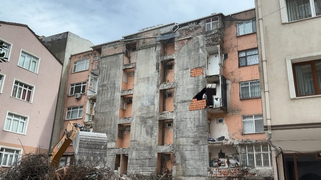 İstanbul'da kentsel dönüşüm: Komşunun mutfak duvarı da yıkıldı!