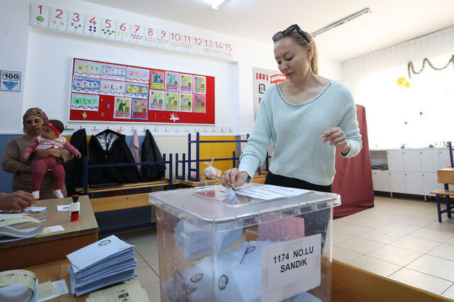 Yabancı seçmenler Antalya'da yerel seçimler için oy kullandı