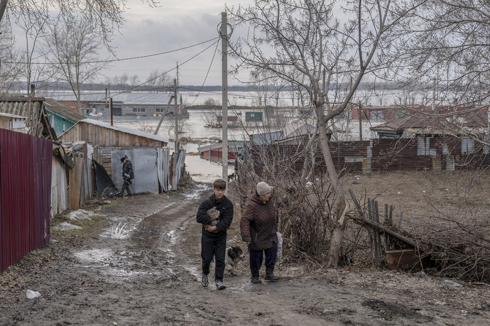 Kazakistan'da sel felaketi: Şehir sulara gömüldü!