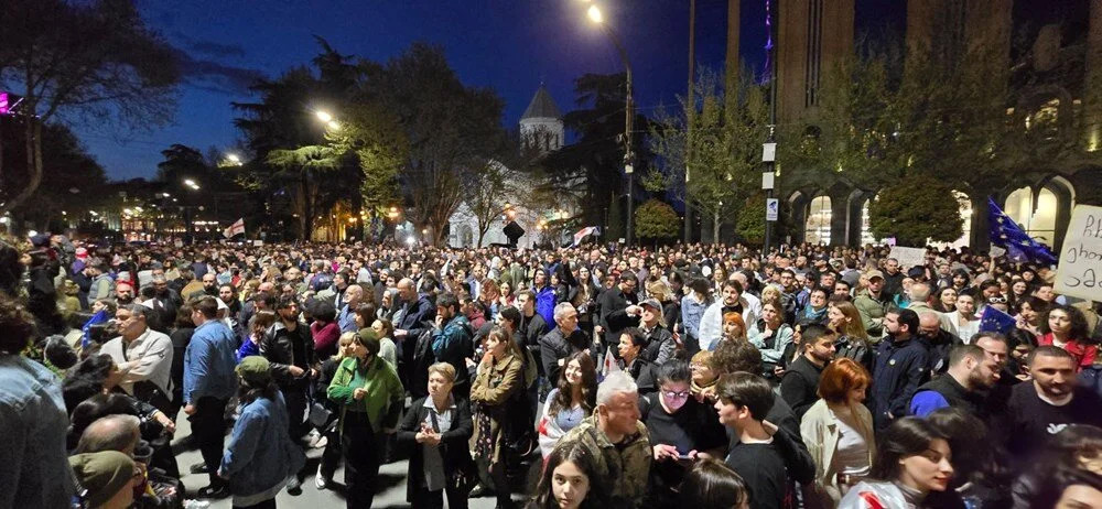 Gürcistan'da 'yabancı ajan' tasarısına tepki: Binlerce kişi sokakta!