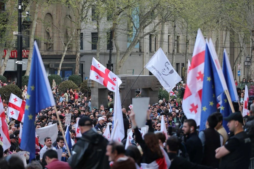 Gürcistan'da 'yabancı ajan' tasarısına tepki: Binlerce kişi sokakta!