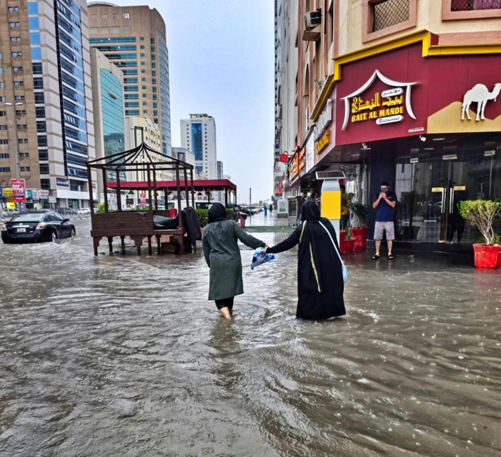 Çöl şehri Dubai'de sel felaketi: Çarpıcı iddia!