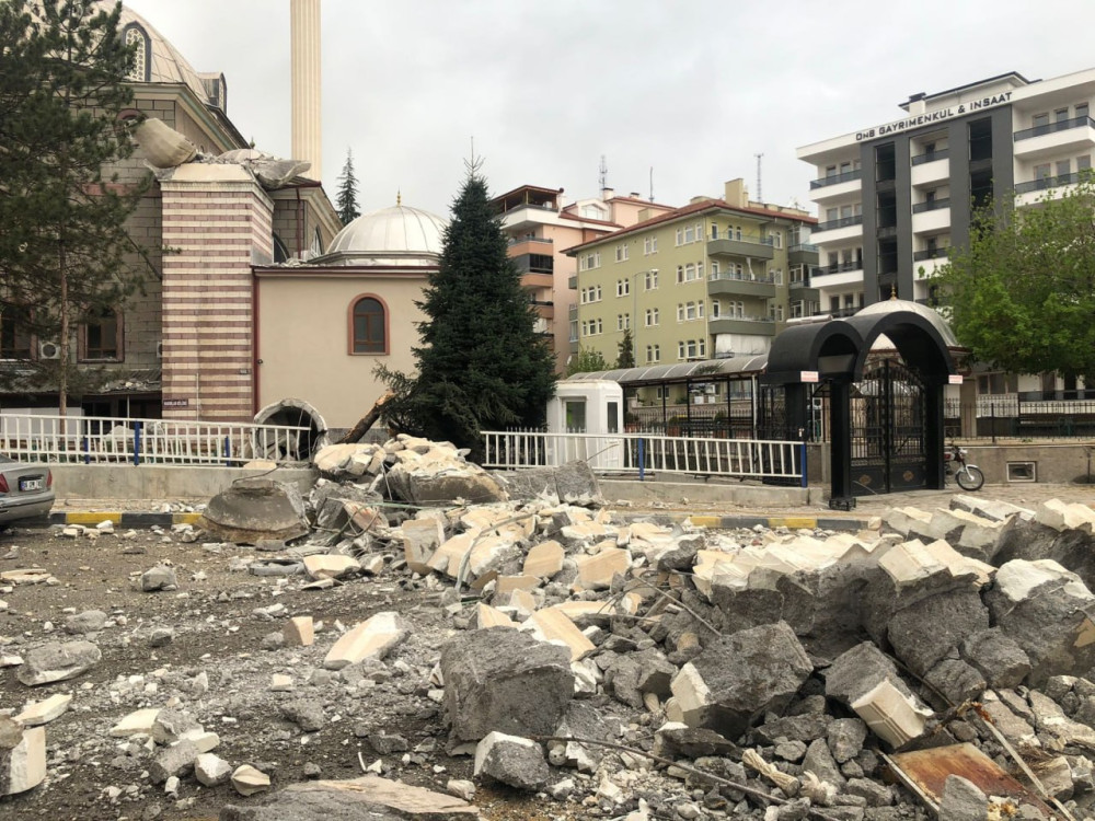 Kuvvetli fırtına ve yağış! Ağaçlar devrildi, minareler yıkıldı