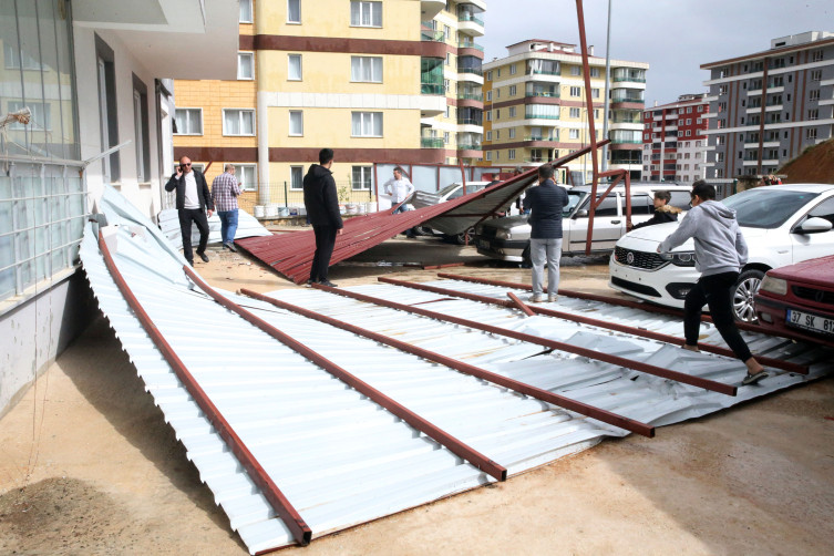 Kuvvetli fırtına ve yağış! Ağaçlar devrildi, minareler yıkıldı