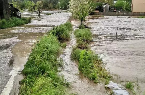 Kuvvetli fırtına ve yağış! Ağaçlar devrildi, minareler yıkıldı