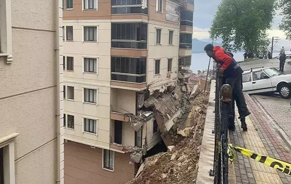 Kuvvetli fırtına ve yağış! Ağaçlar devrildi, minareler yıkıldı