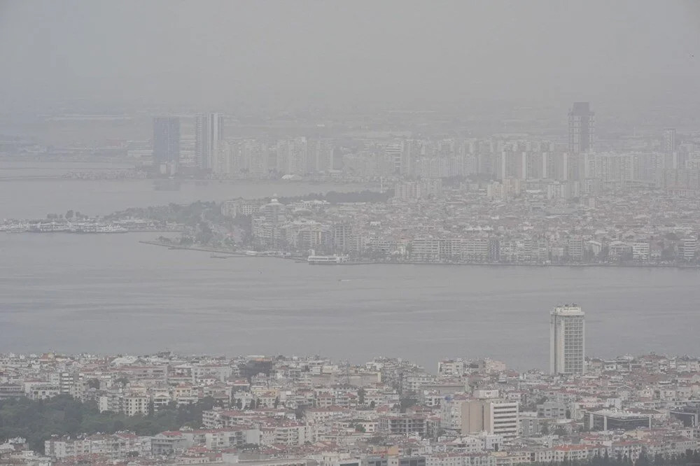 Görüş mesafesi düştü, hava kalitesi azaldı: Çöl tozu İzmir'e ulaştı!