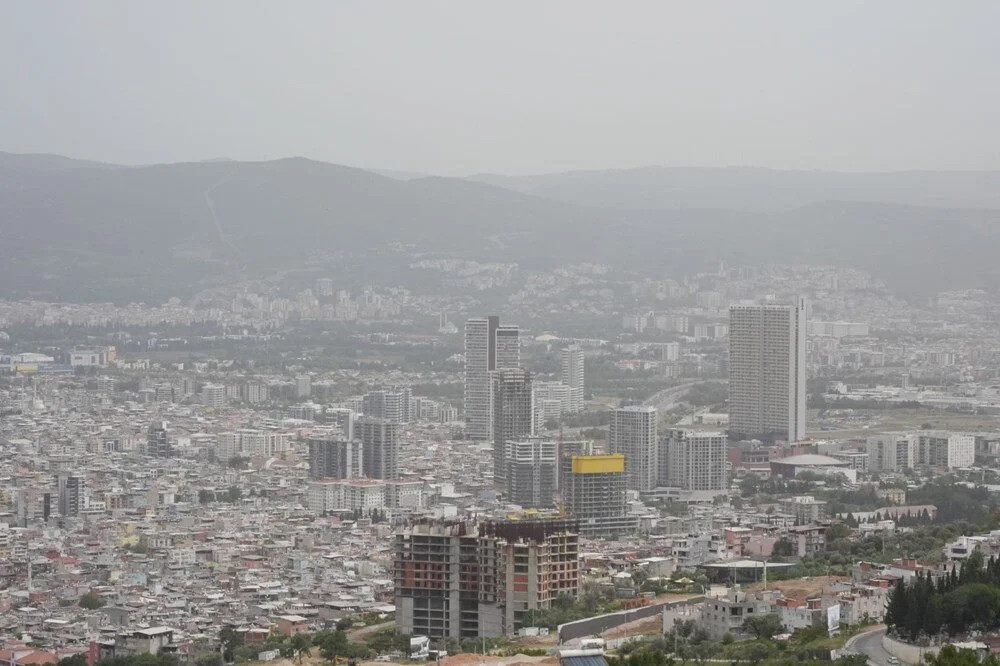 Görüş mesafesi düştü, hava kalitesi azaldı: Çöl tozu İzmir'e ulaştı!