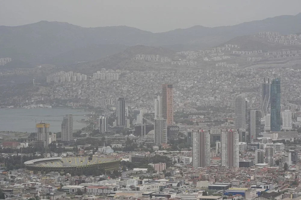 Görüş mesafesi düştü, hava kalitesi azaldı: Çöl tozu İzmir'e ulaştı!