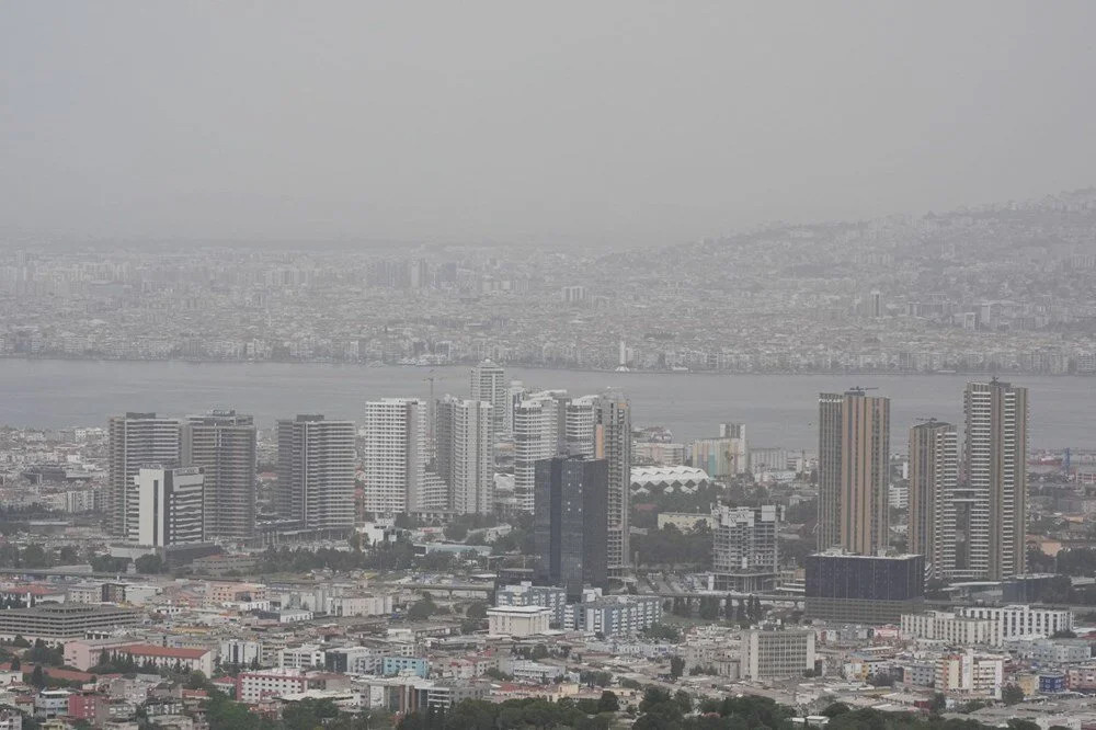 Görüş mesafesi düştü, hava kalitesi azaldı: Çöl tozu İzmir'e ulaştı!