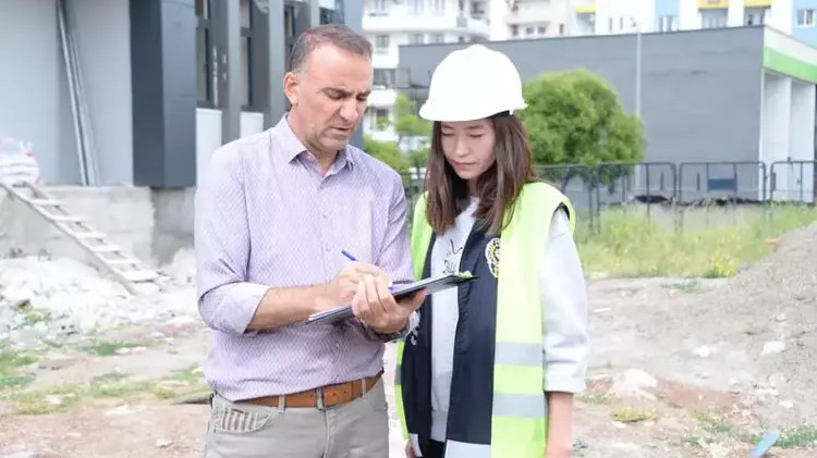 Sahada polis, inşaatlarda mühendis!