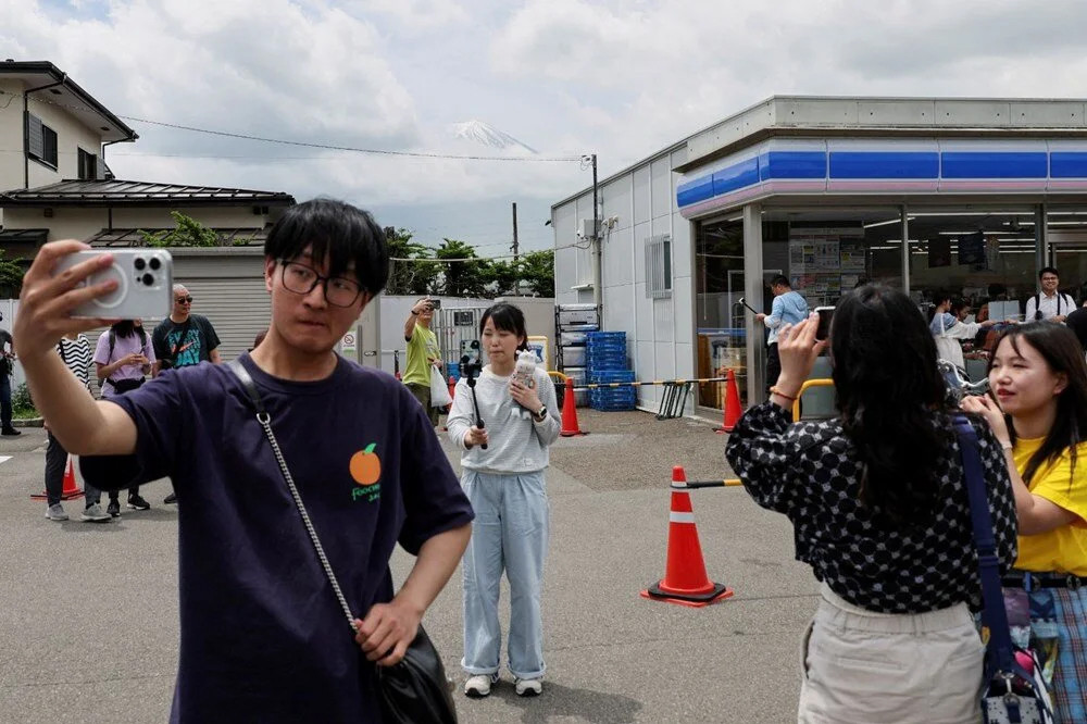 Japonlar turist akınından bıktı: Fuji Dağı manzarası brandayla kapatıldı!