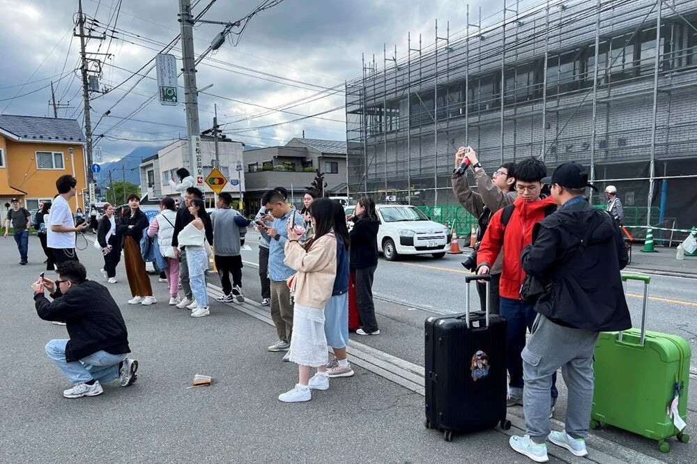 Japonlar turist akınından bıktı: Fuji Dağı manzarası brandayla kapatıldı!