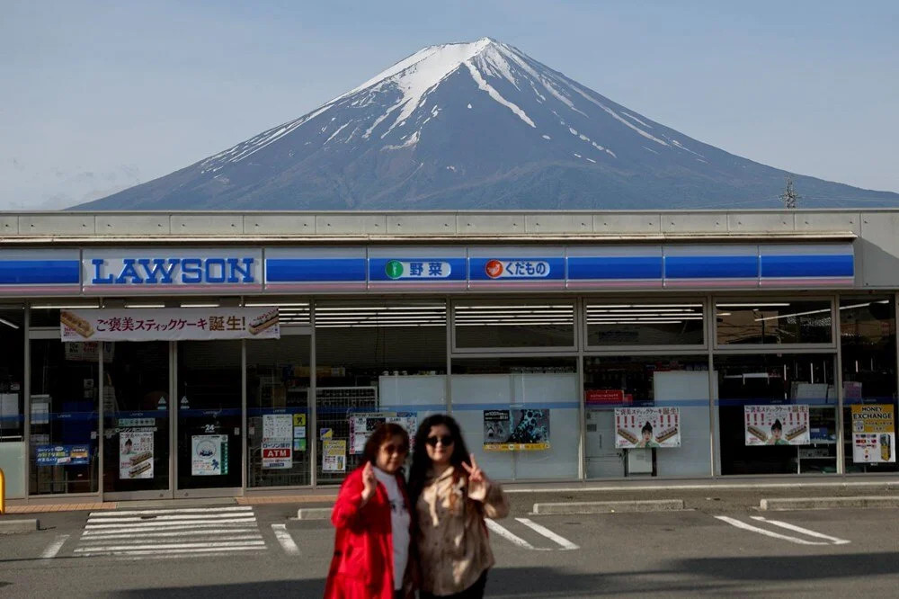 Japonlar turist akınından bıktı: Fuji Dağı manzarası brandayla kapatıldı!