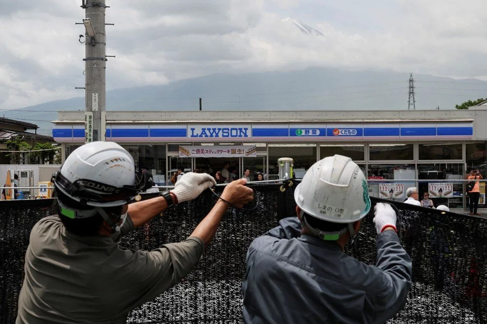 Japonlar turist akınından bıktı: Fuji Dağı manzarası brandayla kapatıldı!