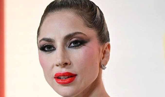 Lady Gaga'dan korkunç kostüm