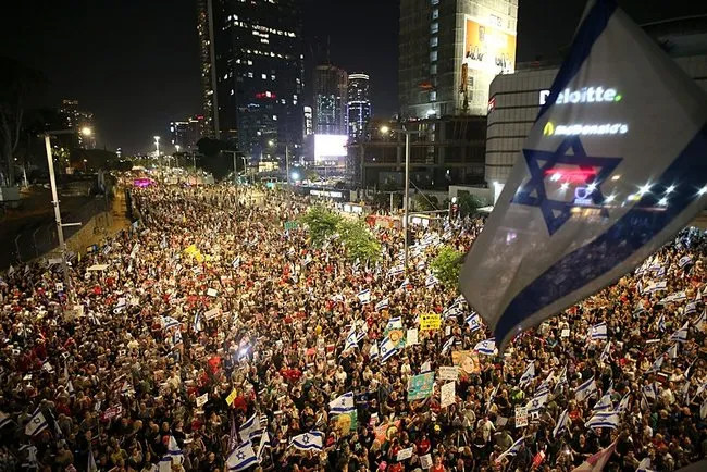 İsrail'de Netanyahu protestoları: Halk sokaklara döküldü!