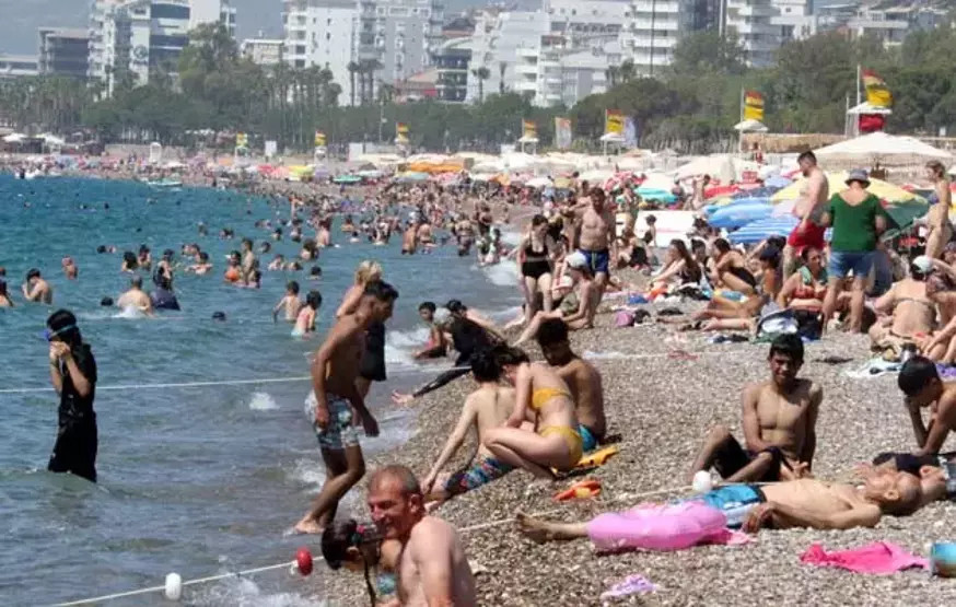 Antalya sahillerinde bayram yoğunluğu!