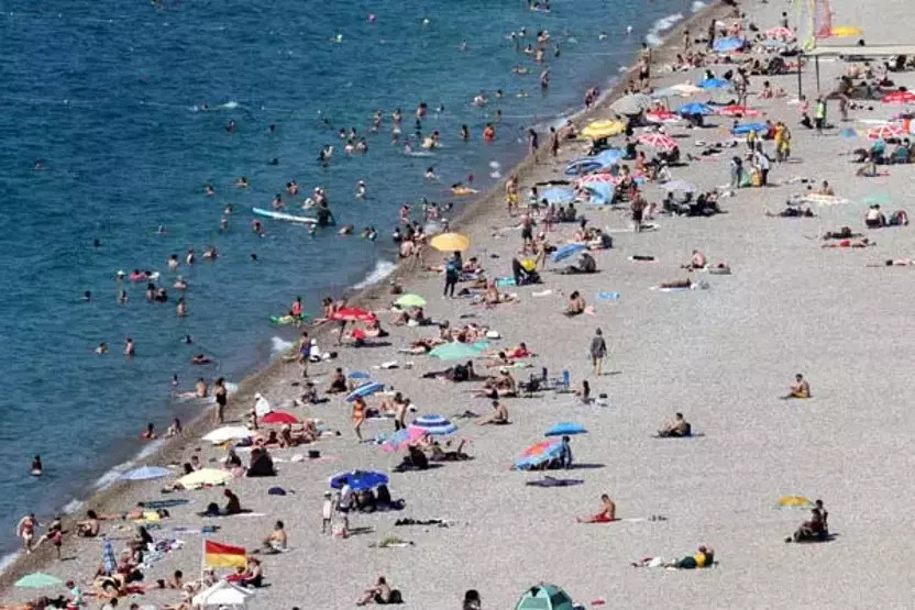 Antalya sahillerinde bayram yoğunluğu!