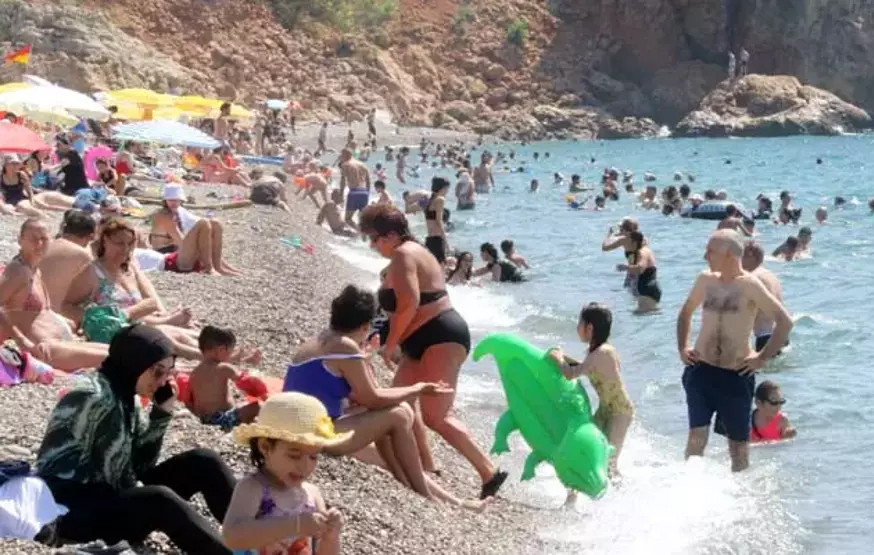 Antalya sahillerinde bayram yoğunluğu!