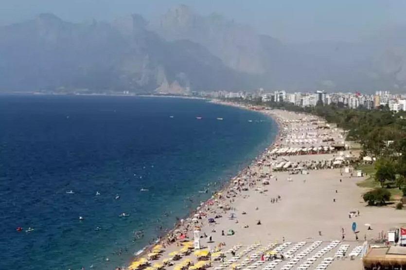 Antalya sahillerinde bayram yoğunluğu!