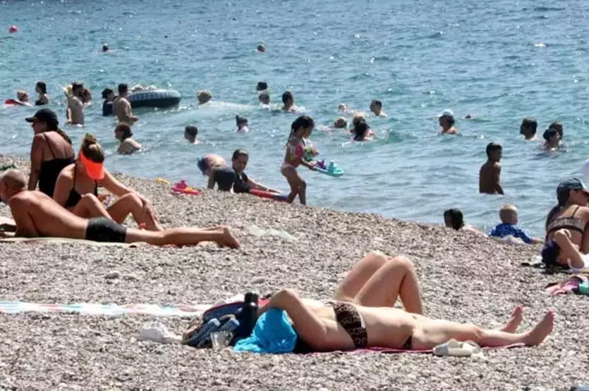 Antalya sahillerinde bayram yoğunluğu!