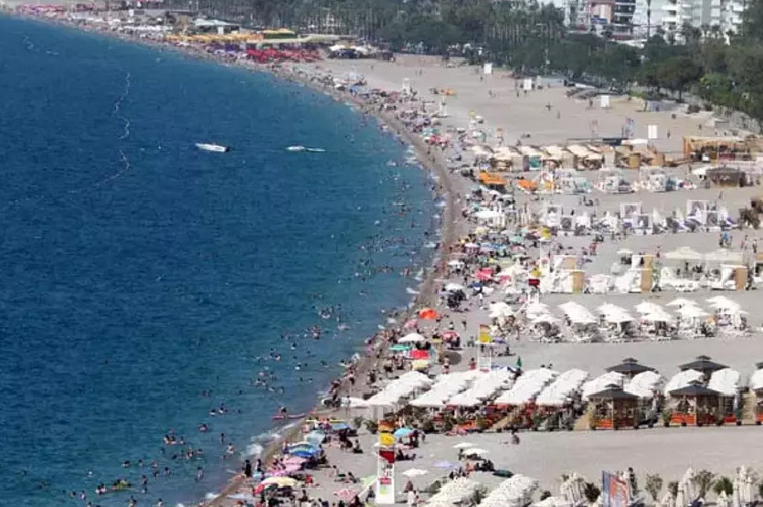 Antalya sahillerinde bayram yoğunluğu!