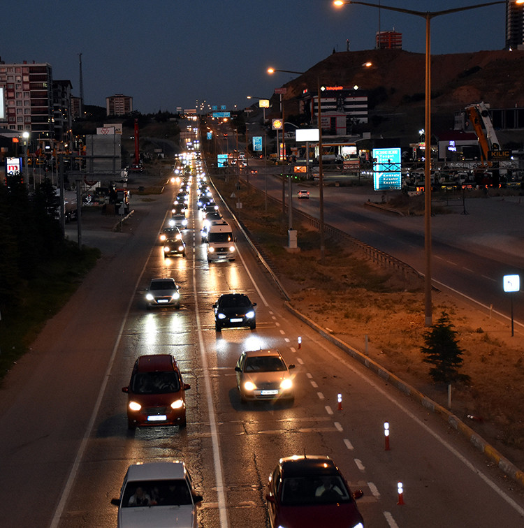 Bayram dönüşü trafikte yoğunluk yaşanıyor!