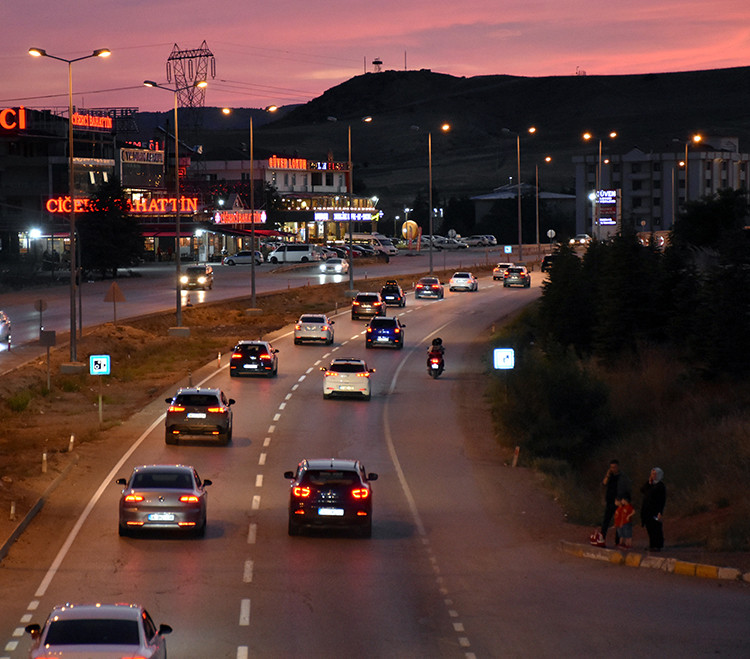 Bayram dönüşü trafikte yoğunluk yaşanıyor!