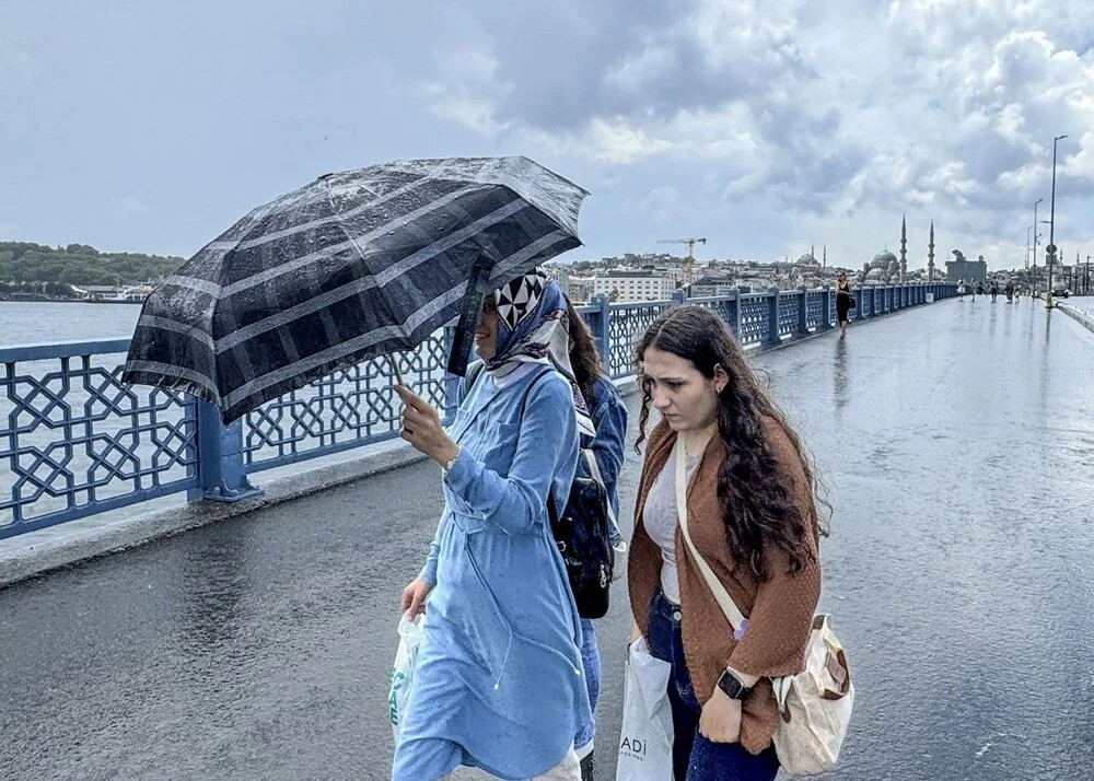 İstanbul'da sağanak geçişleri yarın akşama kadar sürecek!