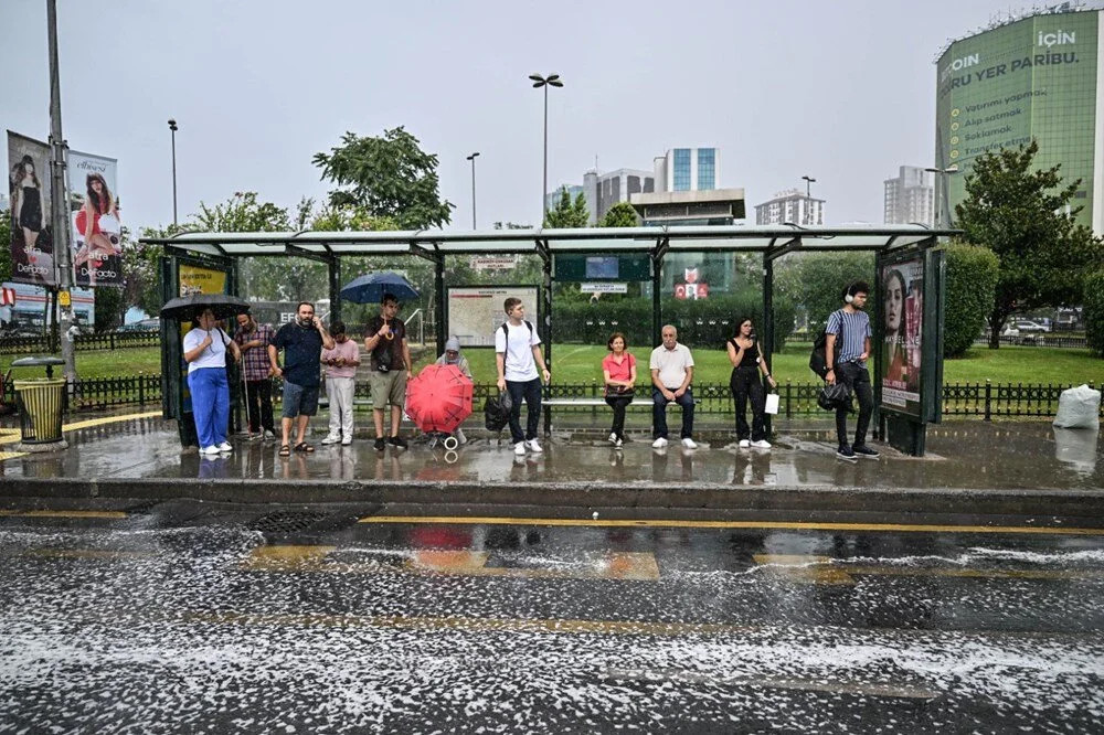 İstanbul'da sağanak geçişleri yarın akşama kadar sürecek!