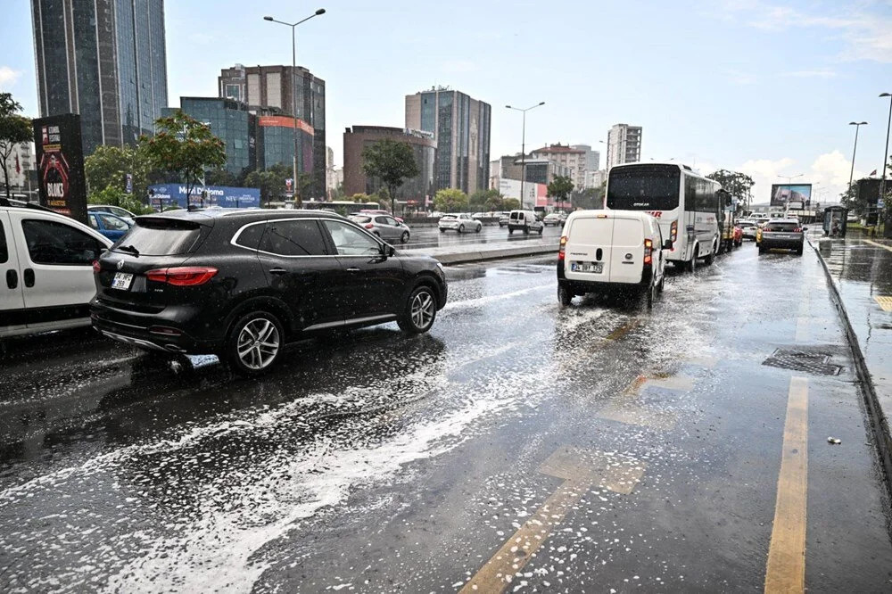 İstanbul'da sağanak geçişleri yarın akşama kadar sürecek!