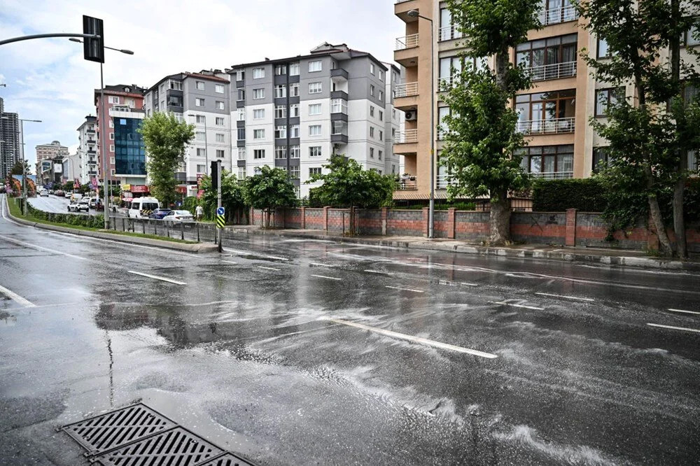 İstanbul'da sağanak geçişleri yarın akşama kadar sürecek!