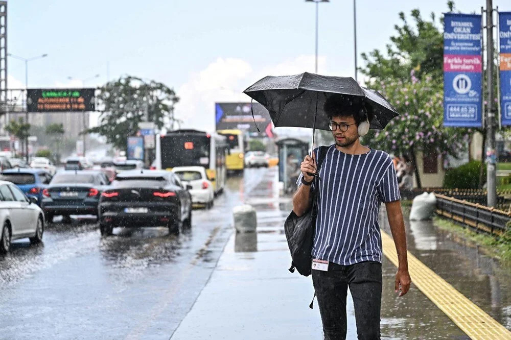 İstanbul'da sağanak geçişleri yarın akşama kadar sürecek!