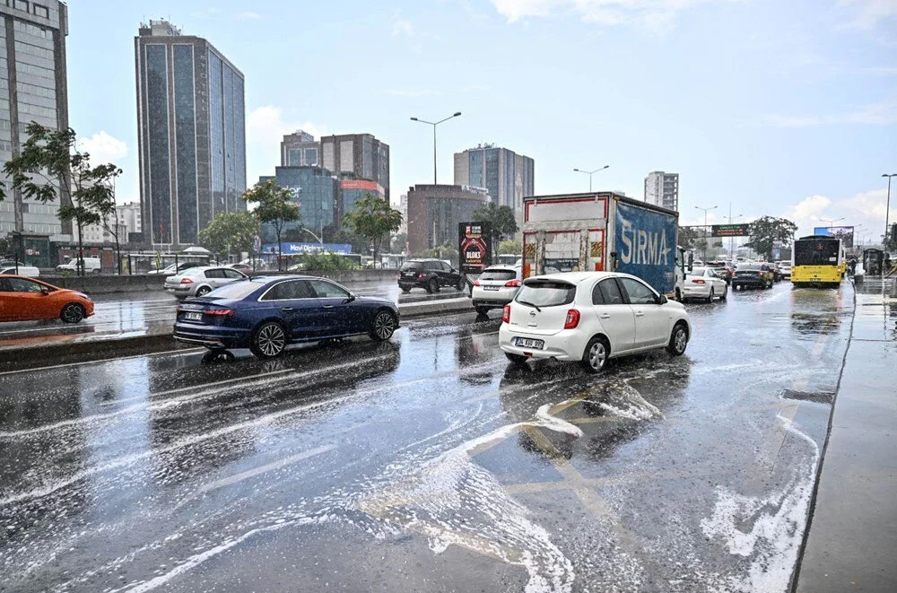 İstanbul'da sağanak geçişleri yarın akşama kadar sürecek!