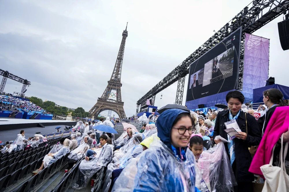 Paris Olimpiyatları açılış töreninden muhteşem kareler