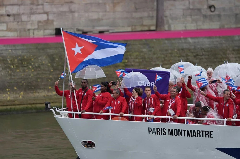 Paris Olimpiyatları açılış töreninden muhteşem kareler