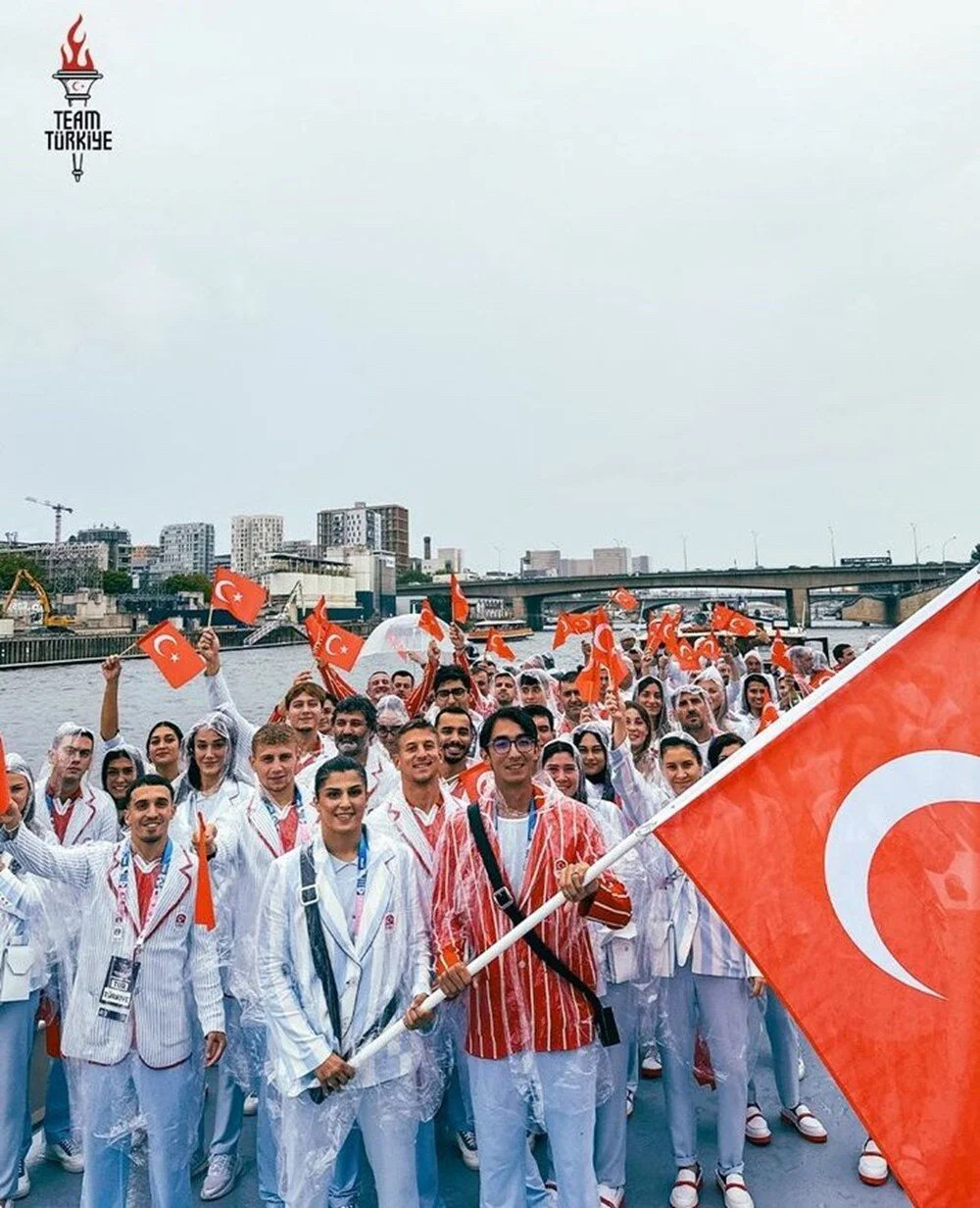 Paris Olimpiyatları açılış töreninden muhteşem kareler