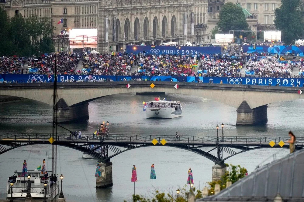 Paris Olimpiyatları açılış töreninden muhteşem kareler