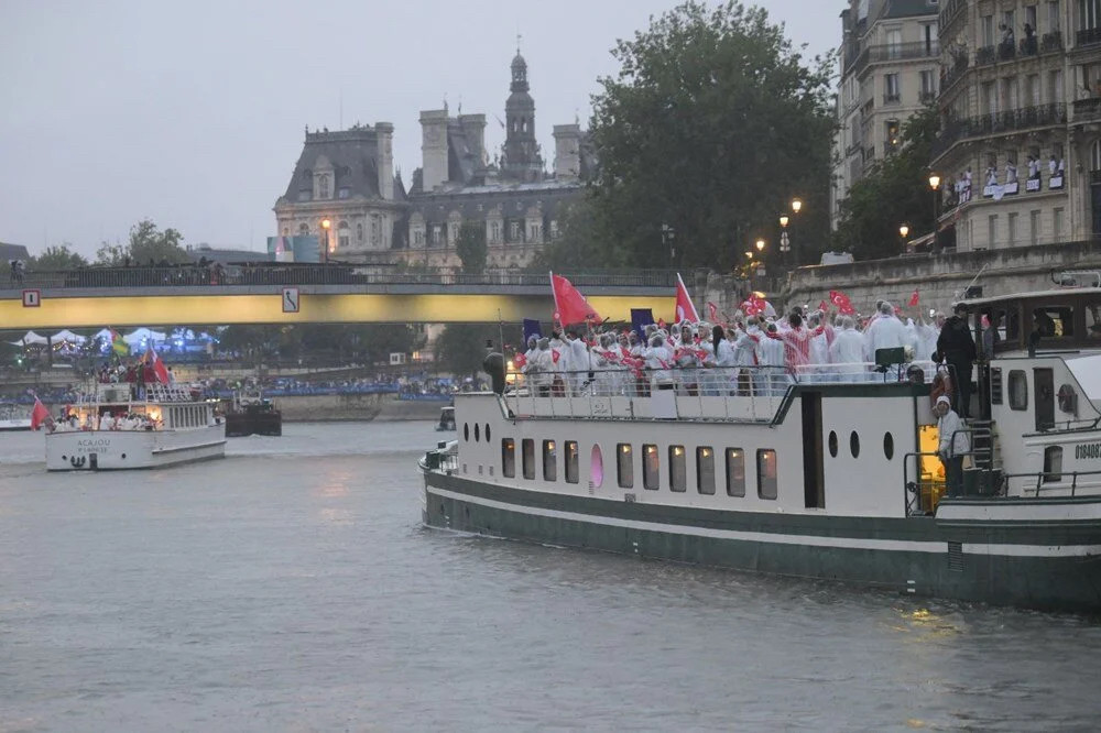 Paris Olimpiyatları açılış töreninden muhteşem kareler